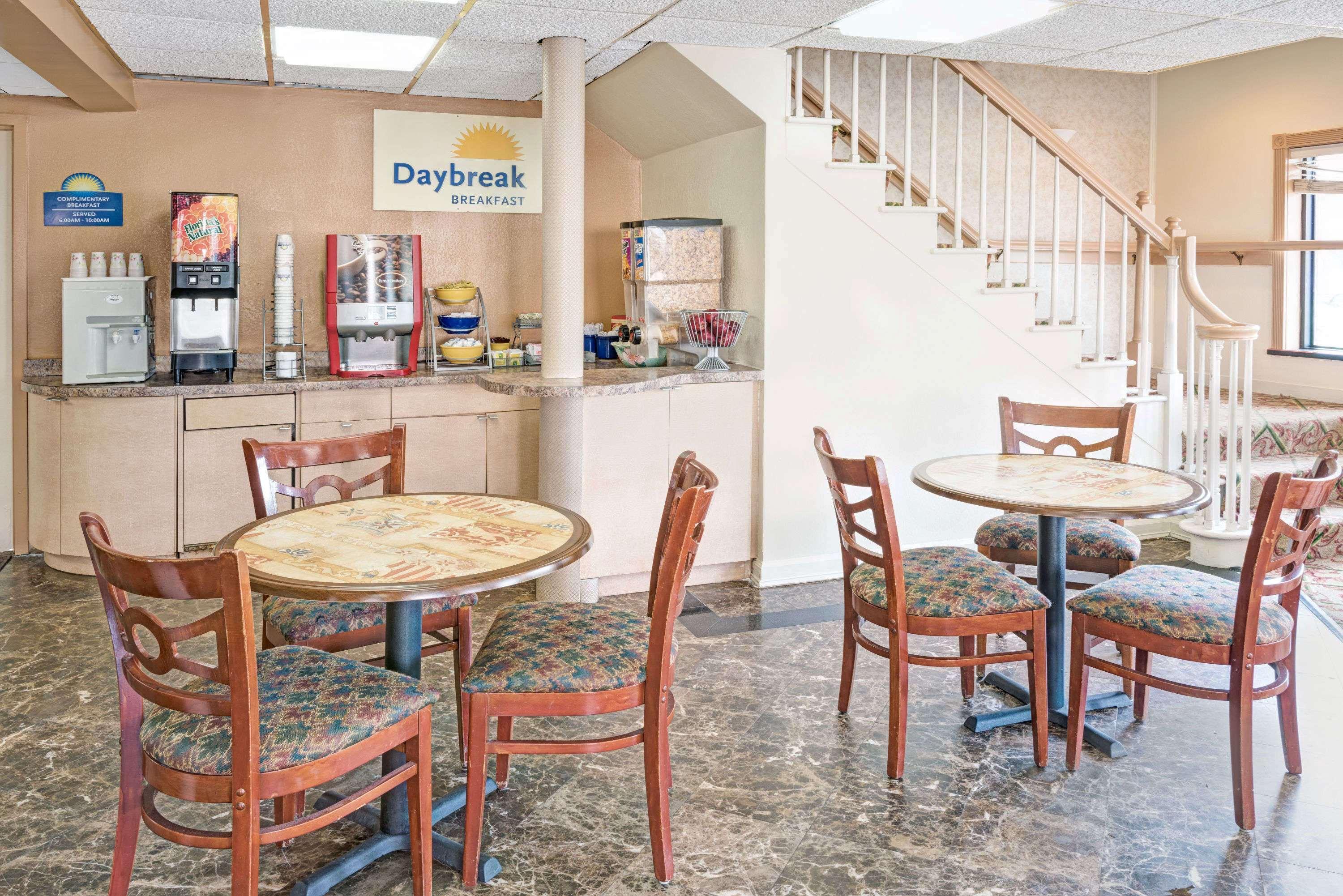 Days Inn By Wyndham Branford New Haven Conference Center 외부 사진